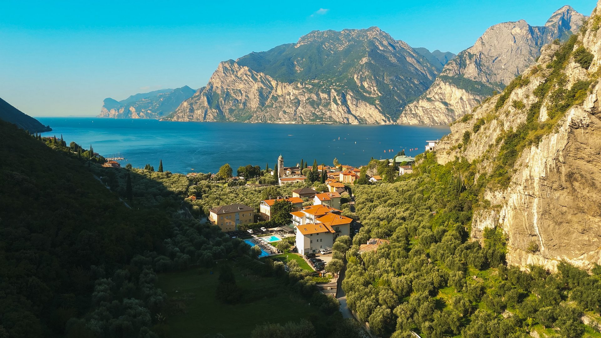 Cordialità, autenticità e natura Vi diamo il benvenuto all’Aktivhotel Santalucia di Torbole
